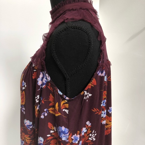 MAKE ME AN OFER! Flower and lace sleeveless blouse - Picture 3 of 7